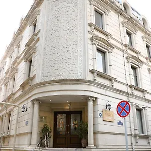 Nemi Center فندق